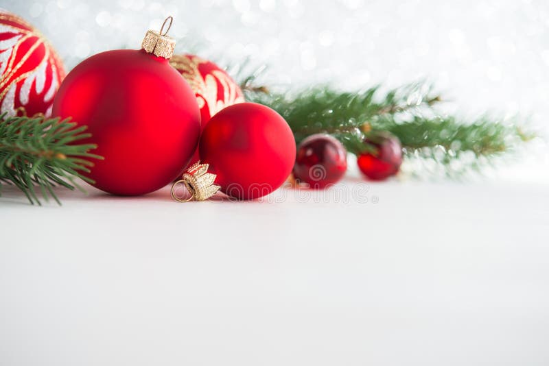 Красные орнаменты xmas на деревянной предпосылке Карточка с Рождеством Христовым стоковые изображения Красные орнаменты xmas на деревянной предпосылке Карточка с Рождеством Христовым стоковые изображения