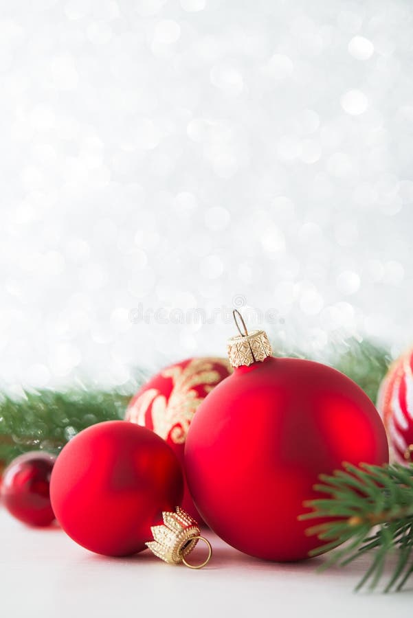 Красные орнаменты и дерево xmas на предпосылке праздника яркого блеска Карточка с Рождеством Христовым стоковая фотография Красные орнаменты и дерево xmas на предпосылке праздника яркого блеска Карточка с Рождеством Христовым стоковая фотография