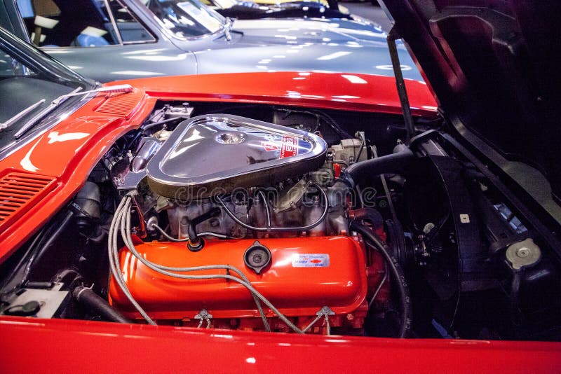 Красный 1967 Chevrolet Corvette L-71 оригинал, выставленный в музее 'Мышечный город' стоковые фотографии rf
