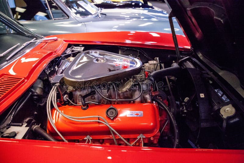 Красный 1967 Chevrolet Corvette L-71 оригинал, выставленный в музее 'Мышечный город' стоковые изображения rf