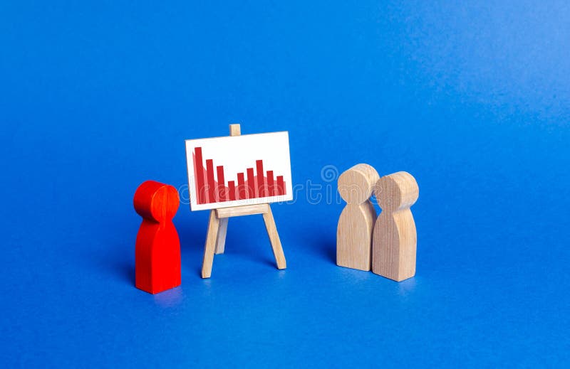 Красный figurine человека держит представление E Понижаясь продажи и выгоды, растущие расходы и потери Плохие моменты стоковые фотографии rf