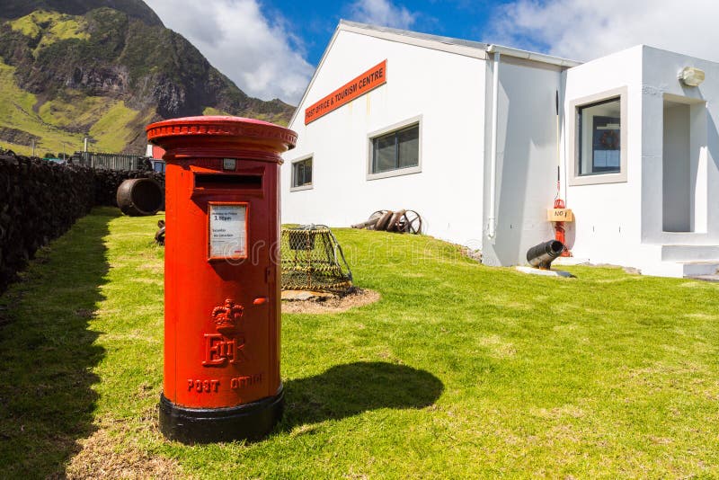 Красный postbox штендера, свободно стоящая коробка столба, почтовое отделение и центр туризма, Эдинбург 7 морей, острова Tristan стоковые изображения Красный postbox штендера, свободно стоящая коробка столба, почтовое отделение и центр туризма, Эдинбург 7 морей, острова Tristan стоковые изображения