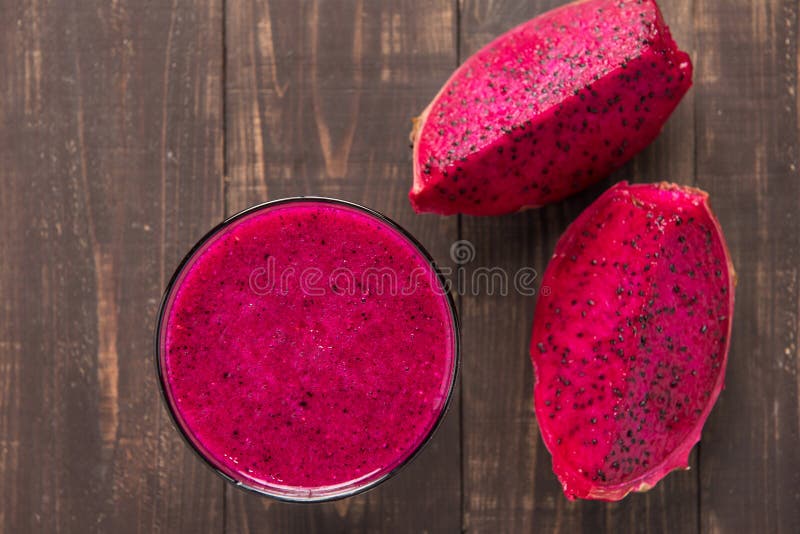 Красный smoothie плодоовощ дракона на деревянной предпосылке стоковые фотографии rf Красный smoothie плодоовощ дракона на деревянной предпосылке стоковые фотографии rf