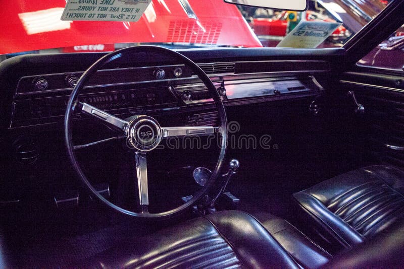 Красный 1967 г. Chevrolet Impala SS 427 выставлен в музее города Мышечного автомобиля стоковая фотография rf