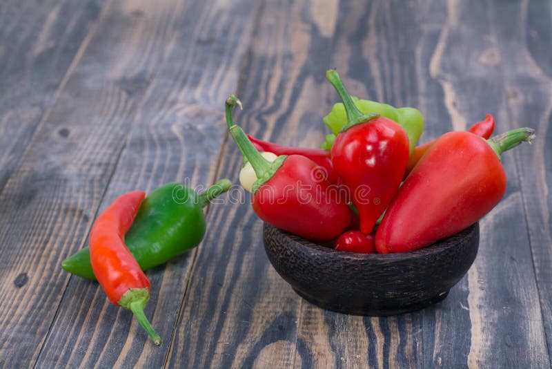 Красный и зеленый перец chili в шаре стоковое фото Красный и зеленый перец chili в шаре стоковое фото