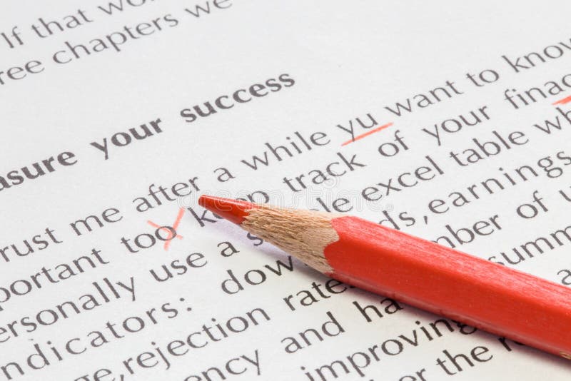 Красный карандаш proofreading концепция стоковое изображение rf Красный карандаш proofreading концепция стоковое изображение rf