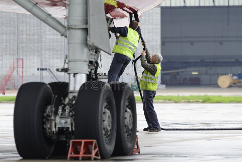 Красный цвет воздушных судн Tupolev-204 подгоняет авиакомпанию в месте для стоянки стоковые изображения Красный цвет воздушных судн Tupolev-204 подгоняет авиакомпанию в месте для стоянки стоковые изображения