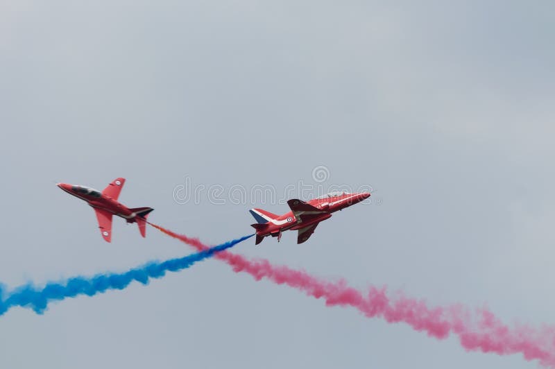 2 красных хоука RAF на airshow едва пересекая каждые другие траектория полета стоковые изображения 2 красных хоука RAF на airshow едва пересекая каждые другие траектория полета стоковые изображения