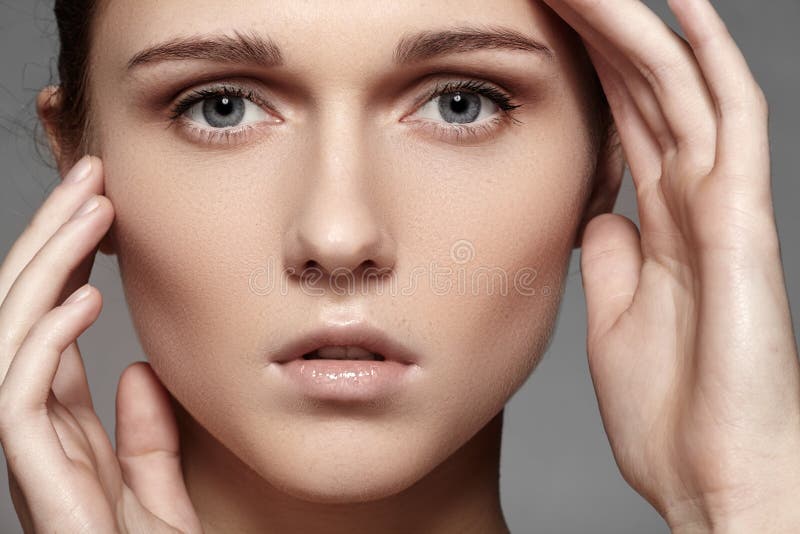 Красотка, skincare & естественный состав. Сторона женщины модельная с чисто кожей, чистым выражением лица стоковое изображение rf Красотка, skincare & естественный состав. Сторона женщины модельная с чисто кожей, чистым выражением лица стоковое изображение rf