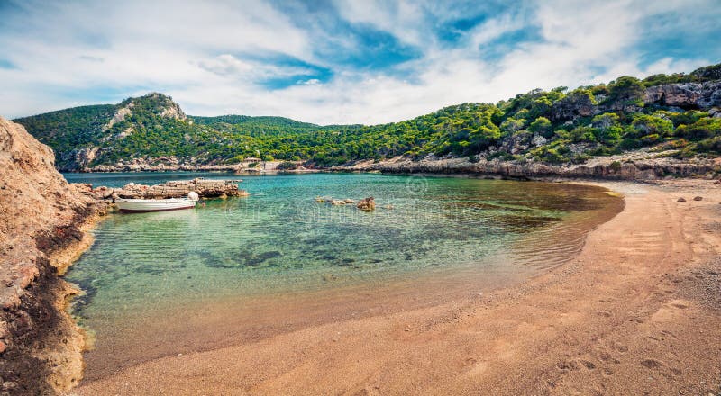 Красочная панорама весны в уютном пляже на северо-востоке corinthia Греции. Солнечная открытая сцена греческого курорта. Красота n стоковое изображение