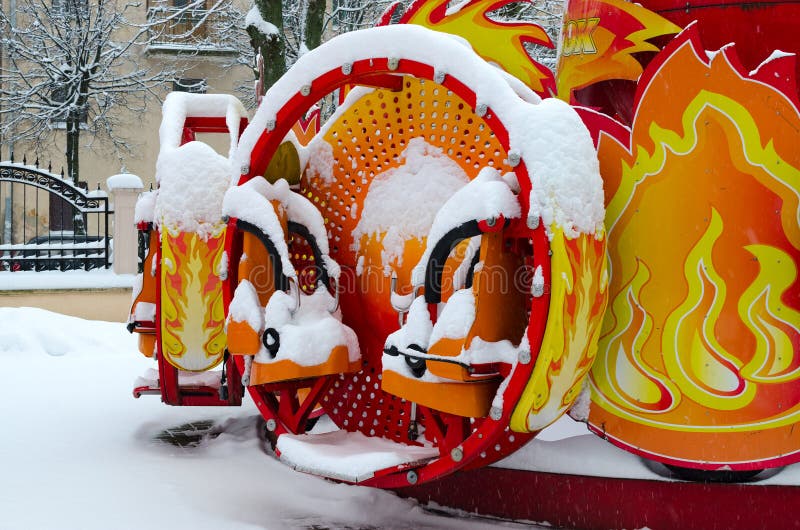 Красочная привлекательность покрытая снегом в парке зимы во время snowfa стоковые фото Красочная привлекательность покрытая снегом в парке зимы во время snowfa стоковые фото