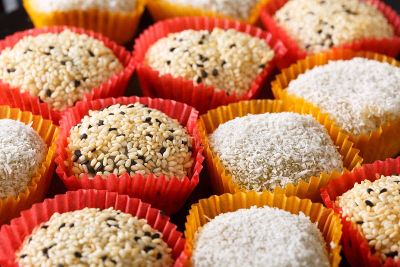 Красочное мороженое десерта mochi, закрывает вверх по выборочному фокусу предпосылка всходит на борт горизонтальной текстуры узло стоковая фотография Красочное мороженое десерта mochi, закрывает вверх по выборочному фокусу предпосылка всходит на борт горизонтальной текстуры узло стоковая фотография