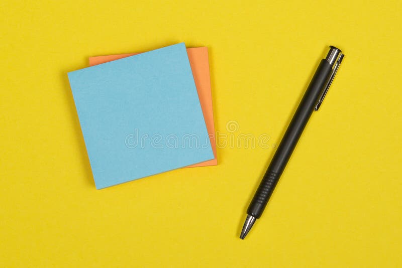 Красочное примечание postit на желтой предпосылке стоковая фотография Красочное примечание postit на желтой предпосылке стоковая фотография