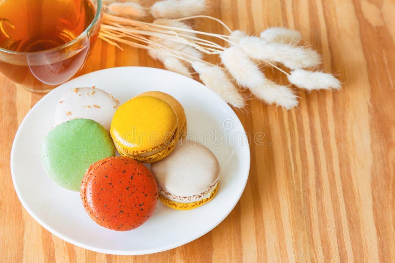 Красочное французское macaron или итальянское macaron на белой плите Homem стоковые изображения Красочное французское macaron или итальянское macaron на белой плите Homem стоковые изображения