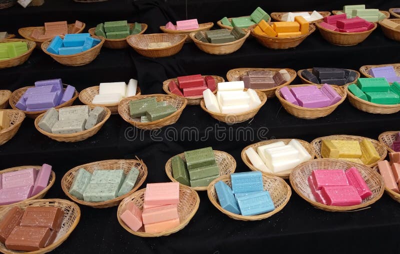 Красочные Handmade мыла на рынке стоковая фотография rf Красочные Handmade мыла на рынке стоковая фотография rf