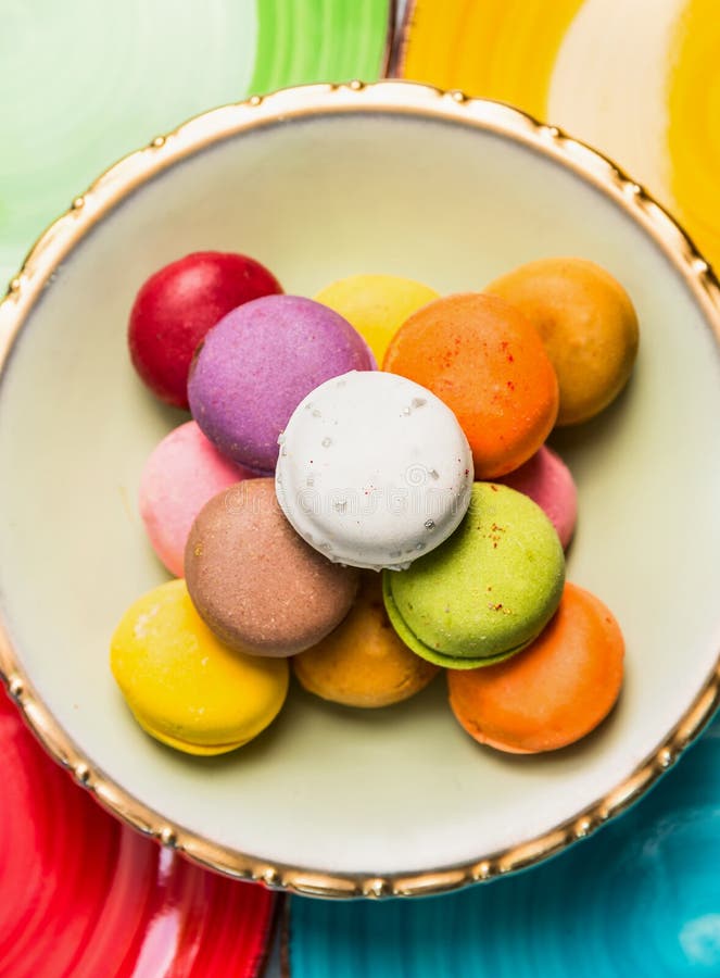 Красочные macarons различные на плите цвета, взгляд сверху стоковое изображение
