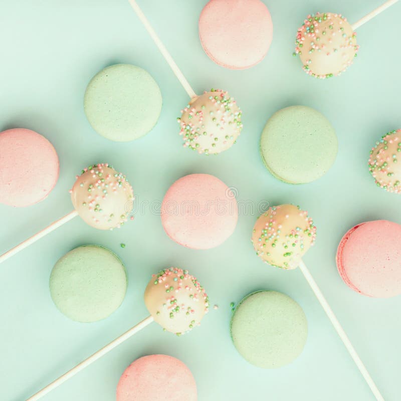 Красочные macaroons с шипучками торта стоковая фотография Красочные macaroons с шипучками торта стоковая фотография