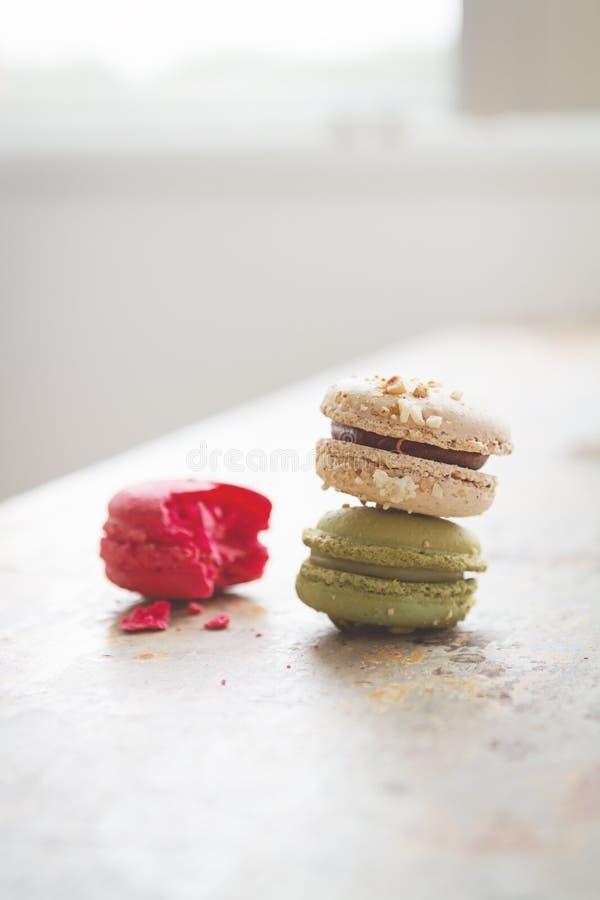 Красочные yummy macaroons в ярко подсвеченной установке с ясностью стоковое фото rf Красочные yummy macaroons в ярко подсвеченной установке с ясностью стоковое фото rf