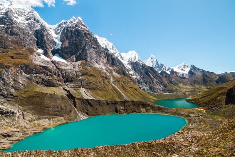 Красочные лагуны и былинные пики в кордильерах Huayhuash, Перу стоковое фото rf Красочные лагуны и былинные пики в кордильерах Huayhuash, Перу стоковое фото rf