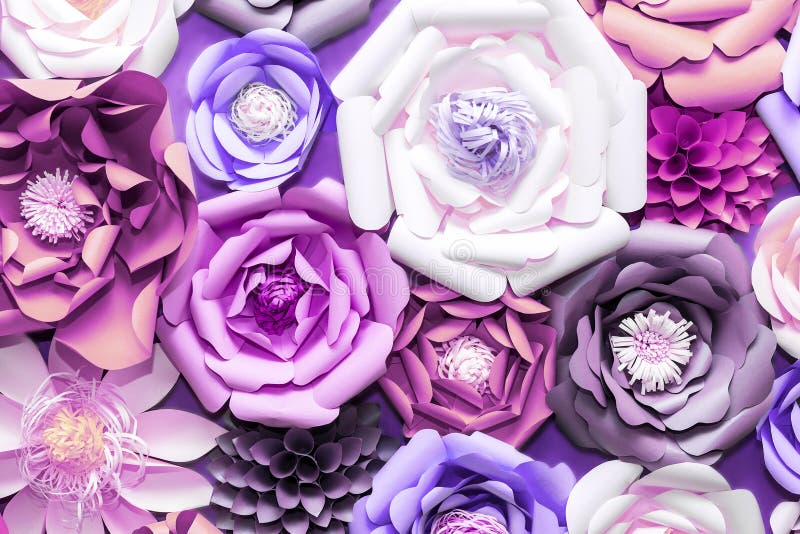 Красочные бумажные цветки на стене Handmade искусственное флористическое украшение Предпосылка и текстура весны абстрактные краси стоковые изображения rf Красочные бумажные цветки на стене Handmade искусственное флористическое украшение Предпосылка и текстура весны абстрактные краси стоковые изображения rf