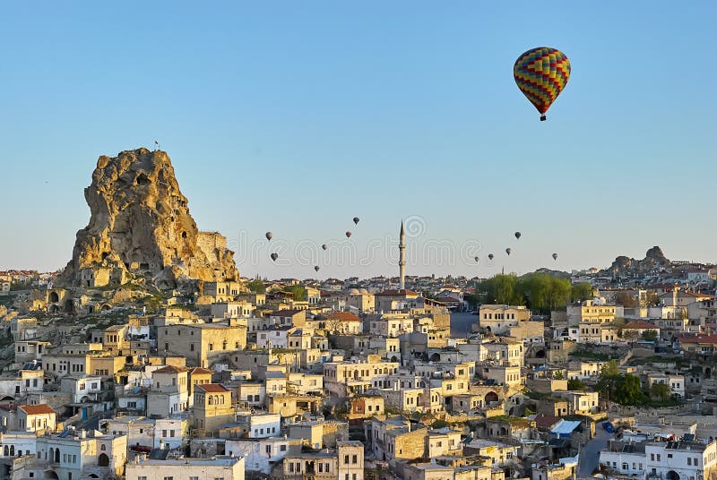 Красочные горячие воздушные шары летая над долиной на Cappadocia стоковое изображение rf Красочные горячие воздушные шары летая над долиной на Cappadocia стоковое изображение rf