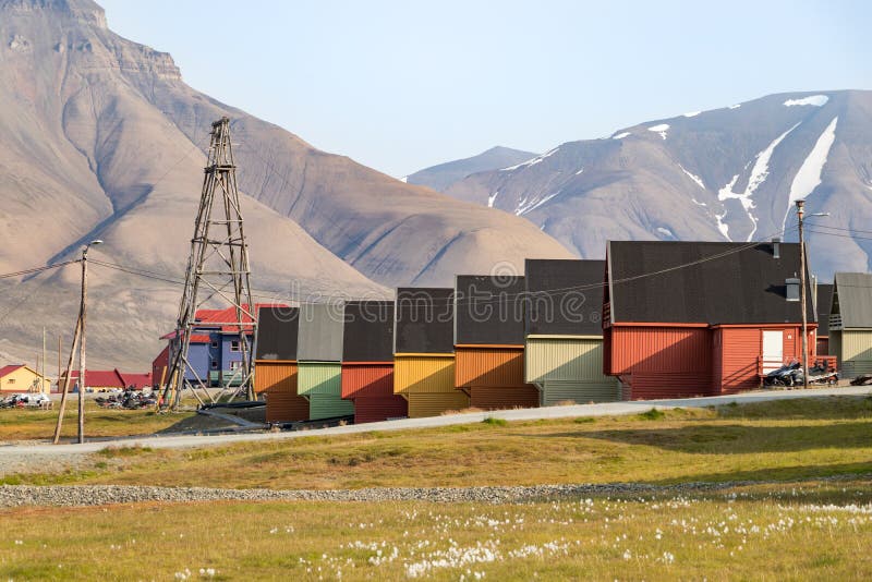 Красочные деревянные дома вдоль дороги летом на Longyearbyen, Свальбарде стоковое фото Красочные деревянные дома вдоль дороги летом на Longyearbyen, Свальбарде стоковое фото