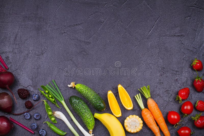 Красочные овощи, плодоовощи и ягоды - здоровая еда, диета, вытрезвитель, чистая еда или вегетарианская концепция стоковые изображения