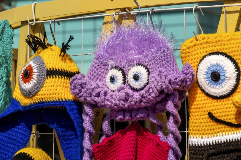 Красочные связанные handmade игрушки на дисплее для продажи на сувенирном магазине стоковые изображения Красочные связанные handmade игрушки на дисплее для продажи на сувенирном магазине стоковые изображения
