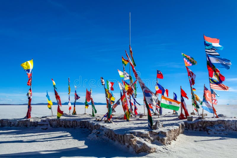 Красочные флаги от во всем мире на квартирах соли Uyuni, Боливии, Южной Америке стоковые фотографии rf Красочные флаги от во всем мире на квартирах соли Uyuni, Боливии, Южной Америке стоковые фотографии rf