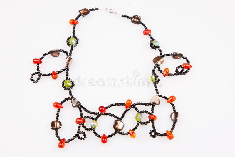 Красочные шарики ожерелья handmade jewerly в белой предпосылке стоковые изображения Красочные шарики ожерелья handmade jewerly в белой предпосылке стоковые изображения