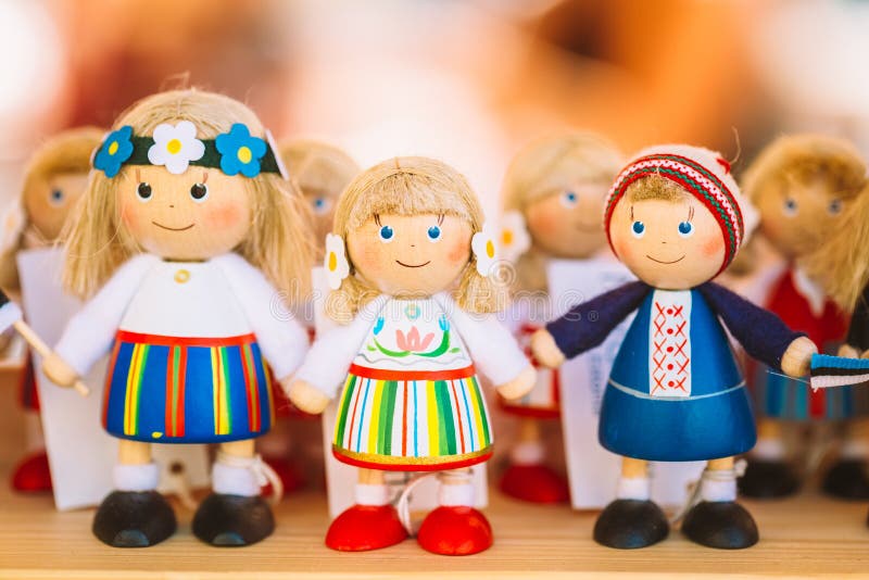 Красочные эстонские деревянные куклы на рынке стоковое фото rf