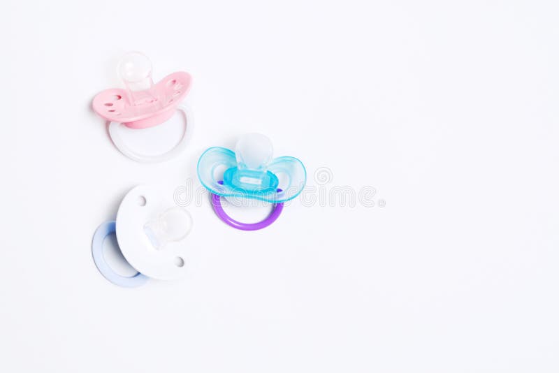 Красочный pacifier силикона младенца 3 с держателем на белой предпосылке r r Ортодонтический манекен для младенца стоковые изображения Красочный pacifier силикона младенца 3 с держателем на белой предпосылке r r Ортодонтический манекен для младенца стоковые изображения