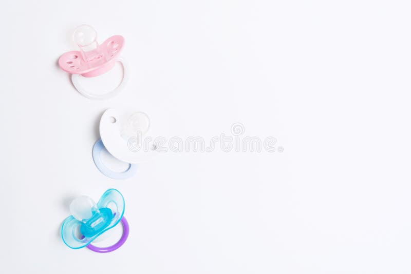 Красочный pacifier силикона младенца 3 с держателем на белой предпосылке r r Ортодонтический манекен для младенца стоковое изображение rf Красочный pacifier силикона младенца 3 с держателем на белой предпосылке r r Ортодонтический манекен для младенца стоковое изображение rf