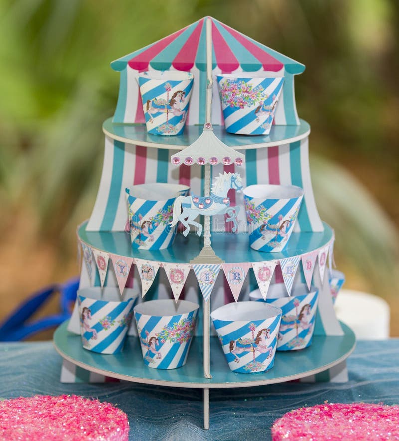 Красочный striped голубой и розовый carousel дня рождения стоковое изображение