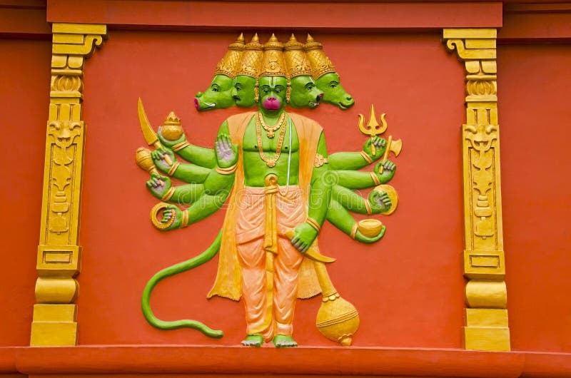 Красочный идол лорда Hanuman на наружной стене виска, на пути к Kanchipuram, Tamil Nadu, Индия стоковое изображение rf Красочный идол лорда Hanuman на наружной стене виска, на пути к Kanchipuram, Tamil Nadu, Индия стоковое изображение rf