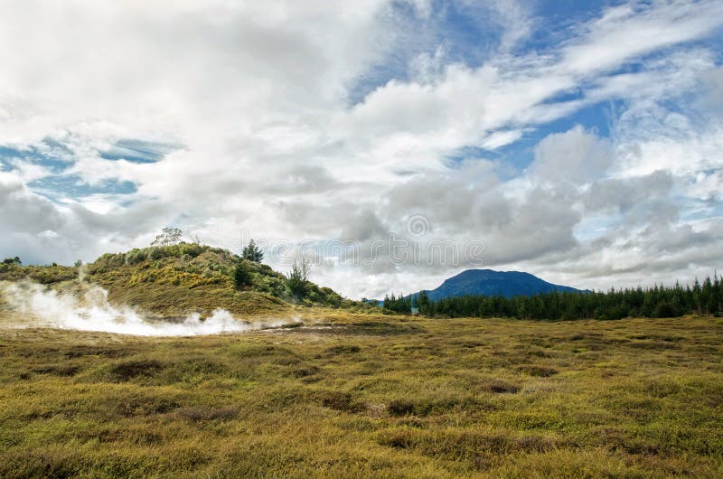 Кратеры луны геотермическая прогулка расположенная как раз к северу от Taupo стоковое фото rf Кратеры луны геотермическая прогулка расположенная как раз к северу от Taupo стоковое фото rf