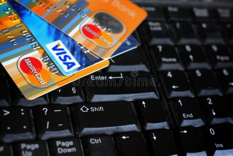 Кредитные карточки на клавиатуре компьютера с ВИЗОЙ и MASTERCARD логотипов бренда стоковая фотография Кредитные карточки на клавиатуре компьютера с ВИЗОЙ и MASTERCARD логотипов бренда стоковая фотография