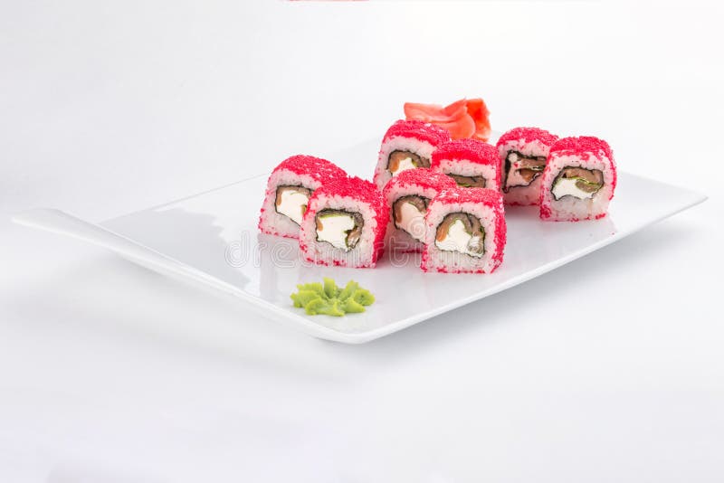 Крен суш с семгами, авокадоом, плавленым сыром и японской кухней tobiko изолированными на белой предпосылке стоковое фото Крен суш с семгами, авокадоом, плавленым сыром и японской кухней tobiko изолированными на белой предпосылке стоковое фото