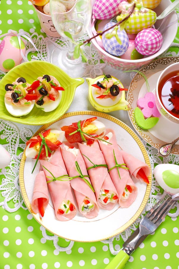 Крены ветчины заполненные с сыром и овощами для breakfas пасхи стоковые фото Крены ветчины заполненные с сыром и овощами для breakfas пасхи стоковые фото