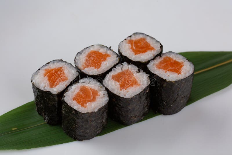 Крены суш maki ради японские с семгами на белой предпосылке стоковые изображения rf Крены суш maki ради японские с семгами на белой предпосылке стоковые изображения rf