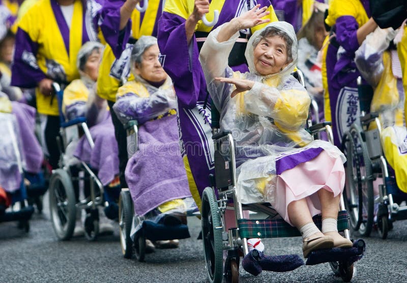 кресло-коляскы японца празднества танцоров пожилые