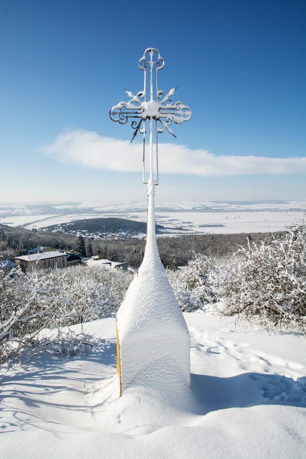 Крест Snowy христианский внутри outdoors стоковое изображение Крест Snowy христианский внутри outdoors стоковое изображение