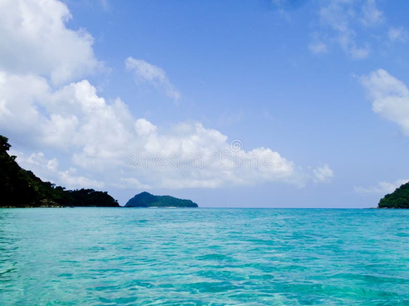 Кристл - ясное открытое море моря Andaman и голубое небо в парке Surin морском в Phangang стоковая фотография rf