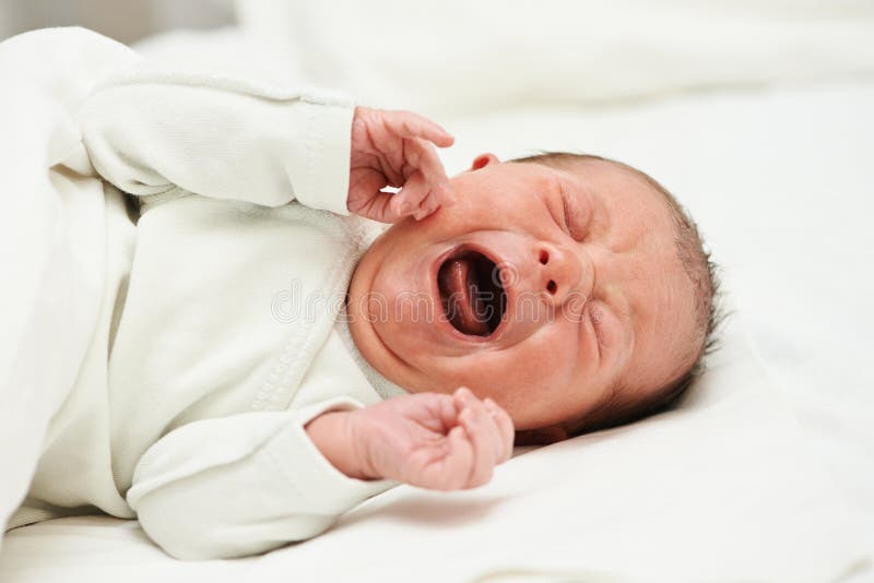 Кричащий newborn младенец стоковые фотографии rf Кричащий newborn младенец стоковые фотографии rf