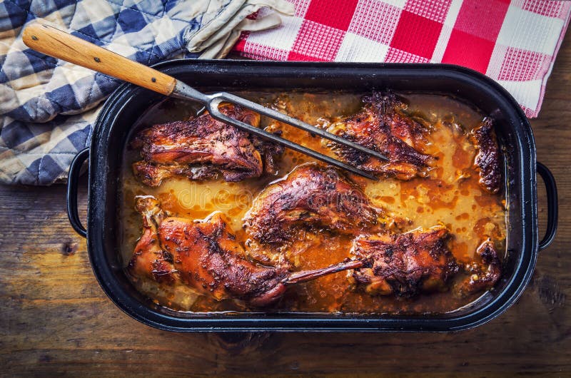 кролик Жаркое-confit в соусе и тимоне вин-мустарда стоковые изображения rf кролик Жаркое-confit в соусе и тимоне вин-мустарда стоковые изображения rf