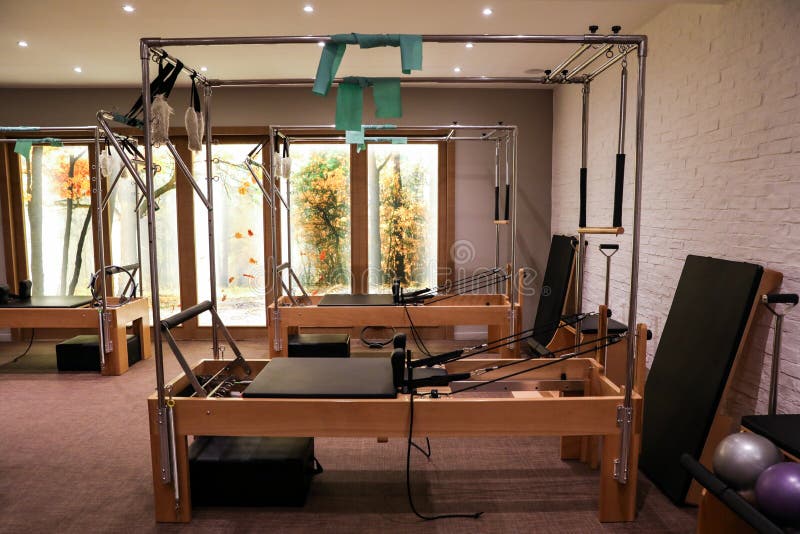 Кровати реформаторов оборудования спортзала класса Pilates стоковое фото rf Кровати реформаторов оборудования спортзала класса Pilates стоковое фото rf