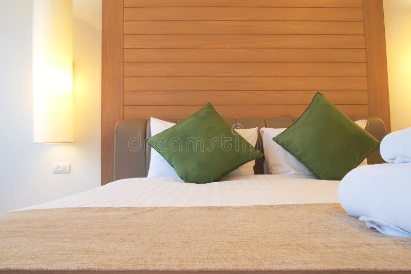 Кровать в комнате роскошной гостиницы