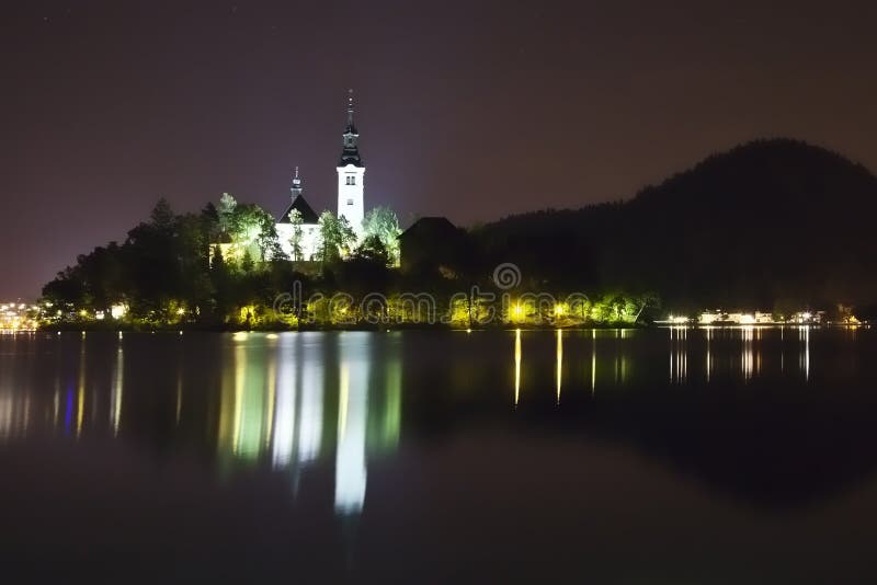 кровоточенная панорама Словения ночи озера стоковая фотография rf кровоточенная панорама Словения ночи озера стоковая фотография rf