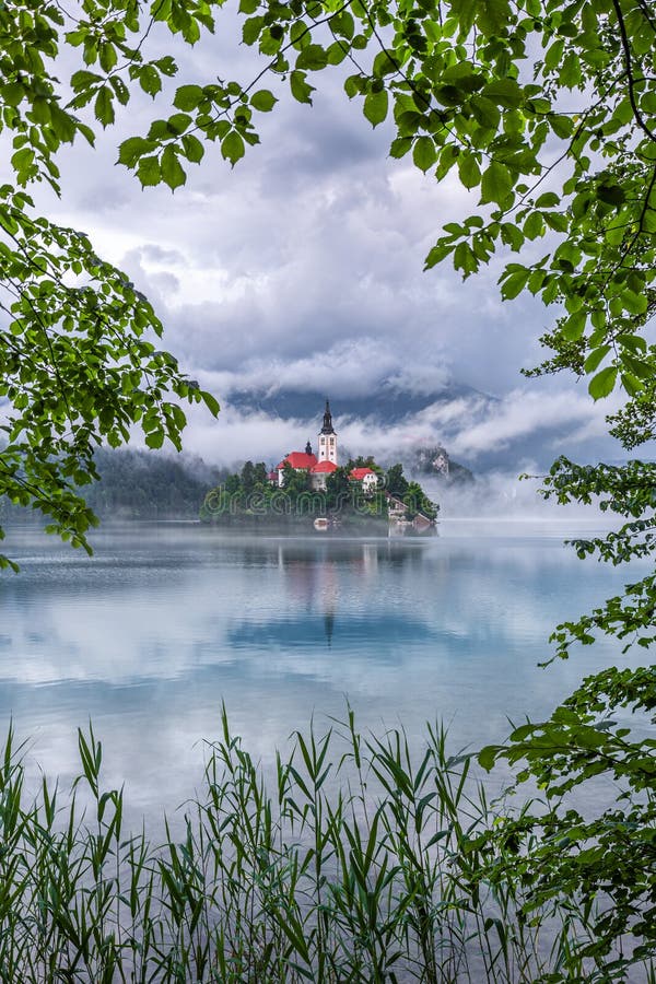 Кровоточенное озеро, Словения - красивое озеро кровоточенное Blejsko Jezero с церковью паломничества предположения Мария, кровото стоковые фотографии rf
