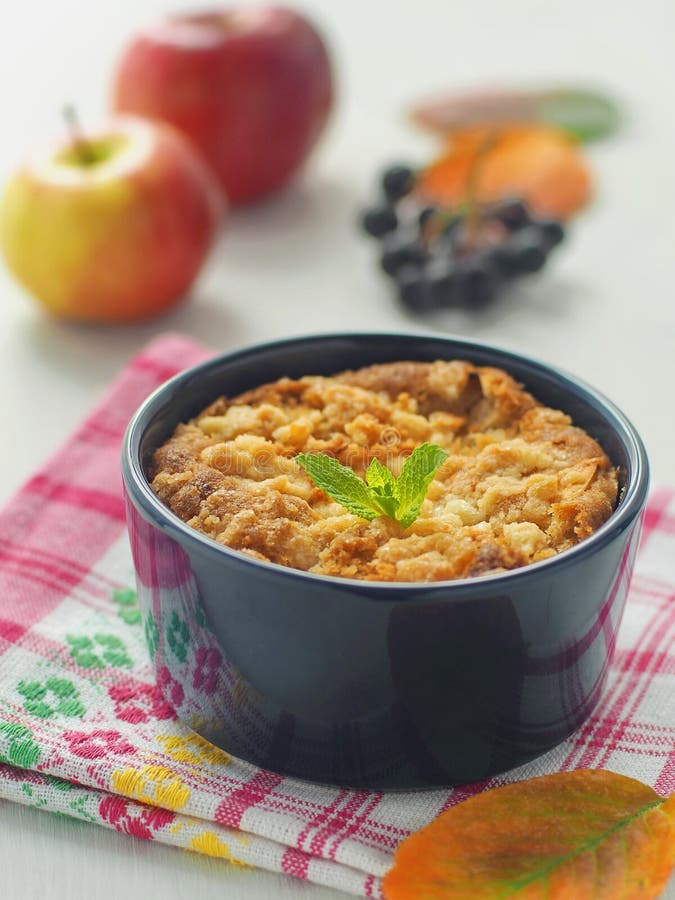 Крошите торт с яблоками Домодельный кекс к кофе Свежо испеченное печенье с отбензиниванием streusel стоковое фото Крошите торт с яблоками Домодельный кекс к кофе Свежо испеченное печенье с отбензиниванием streusel стоковое фото